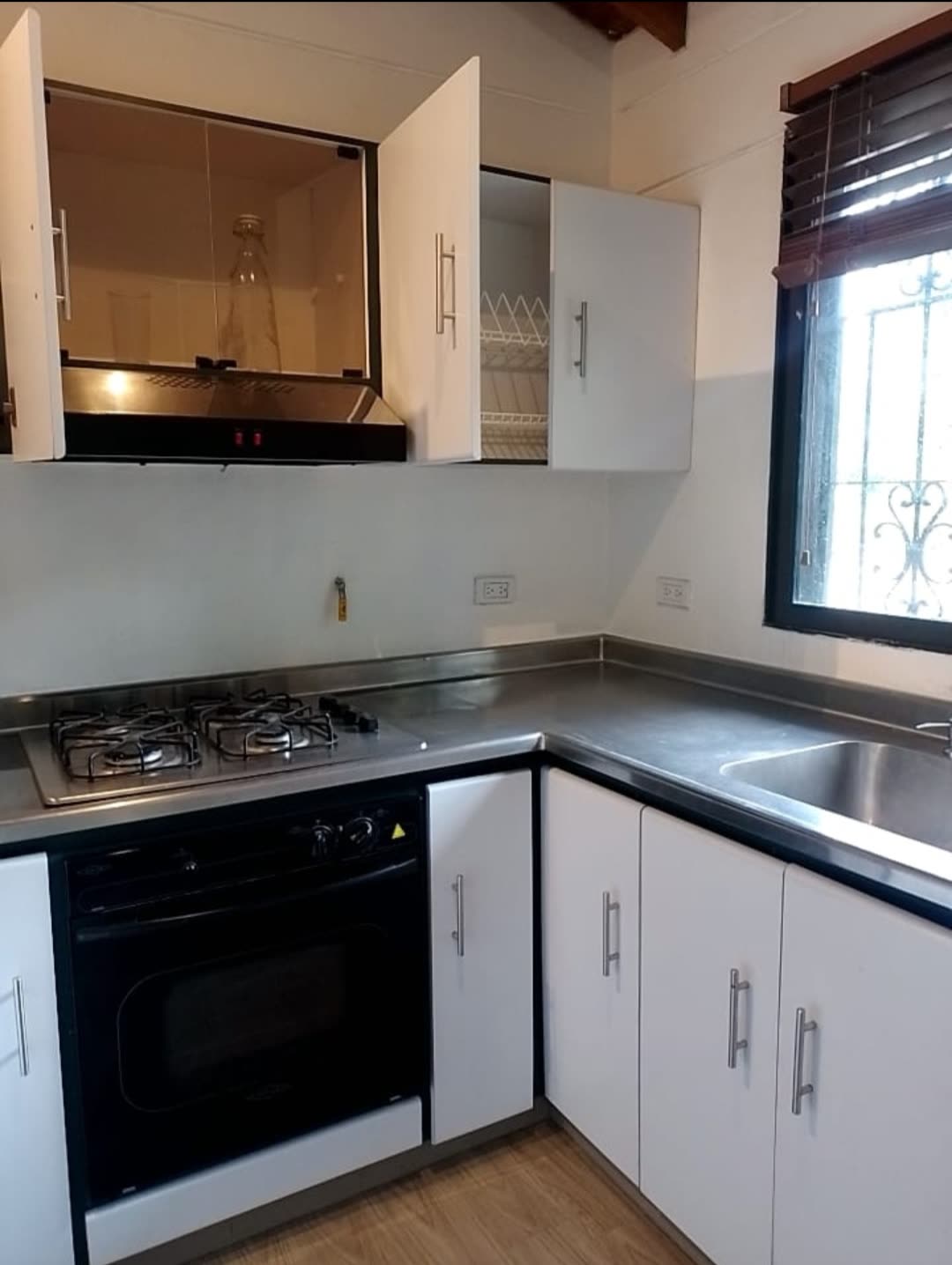 Cocina integral con estufa a gas y horno