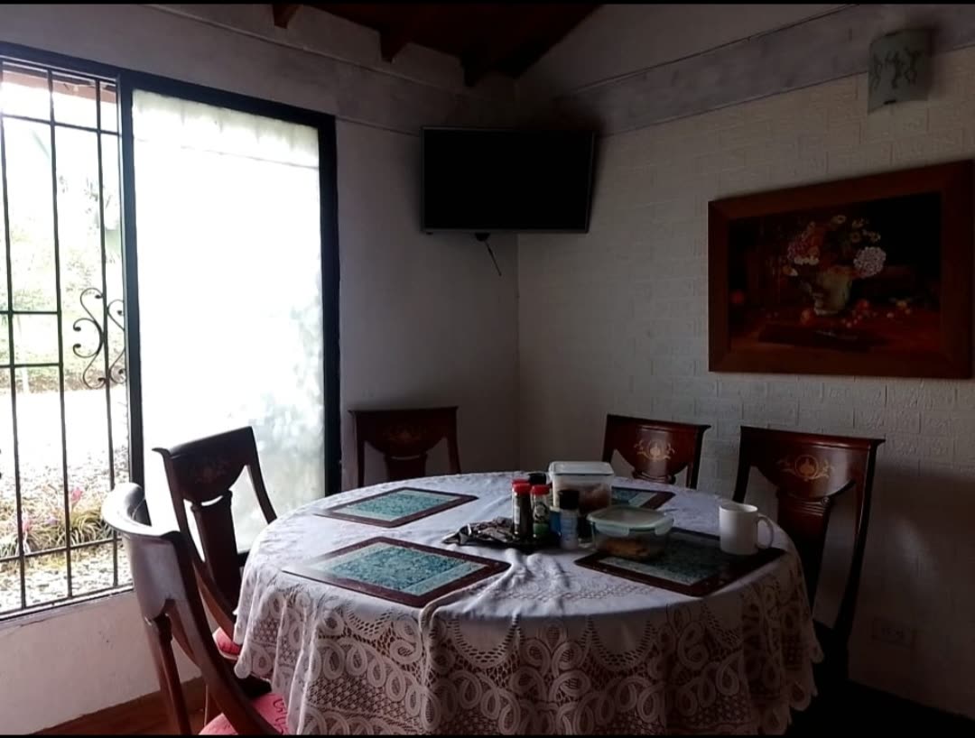 Comedor interior con ventanal hacia el jardín