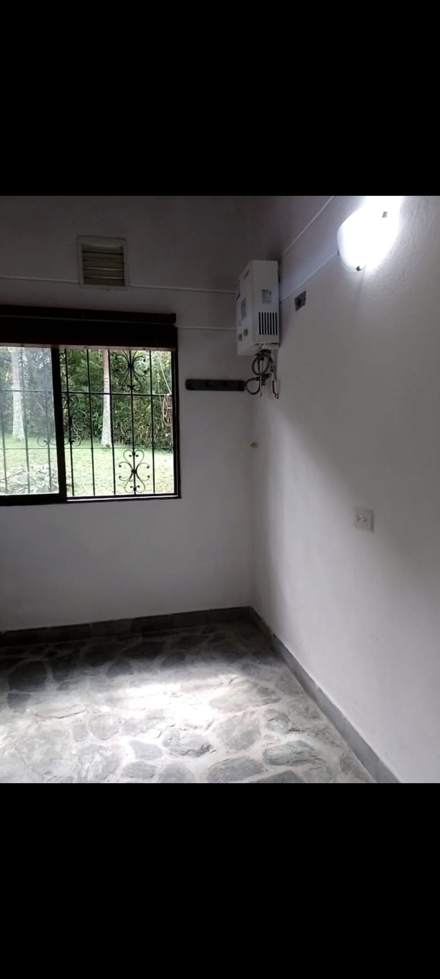 Cuarto útil con calentador de agua