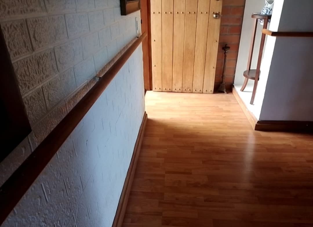 Circulación interior con pasamanos en madera