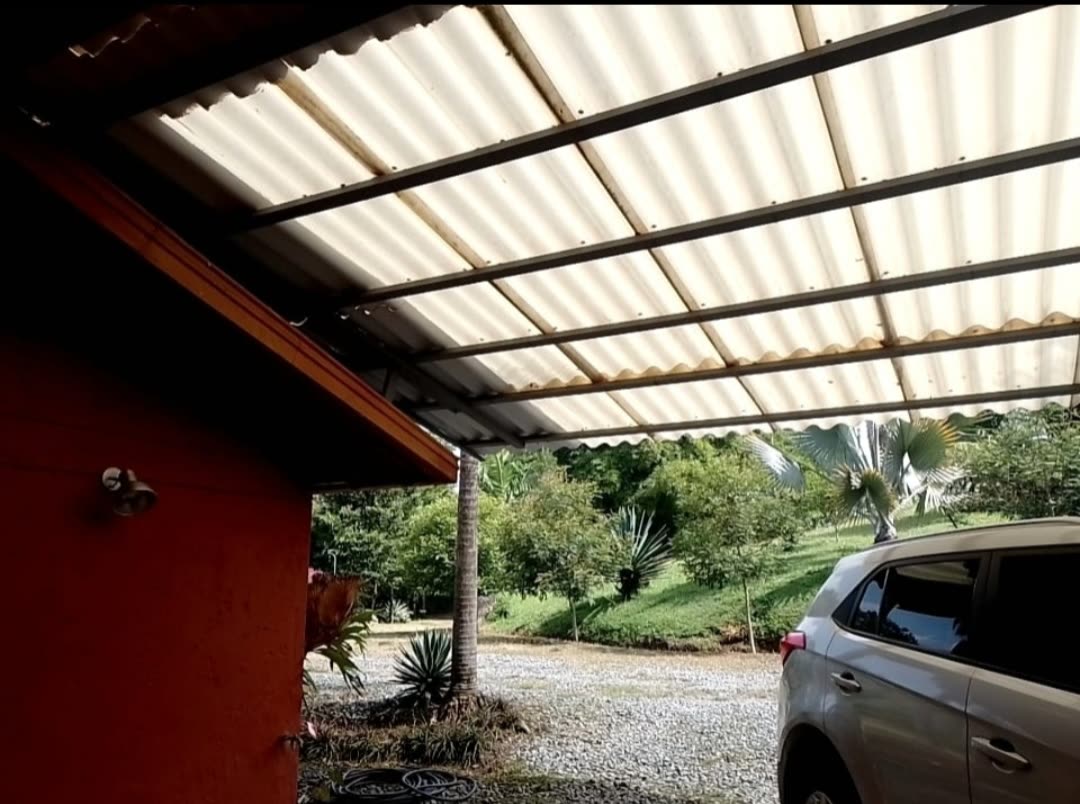 Zona cubierta con vista al paisaje verde del sector